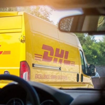 Pacco DHL Express consegna servizio di corriere internazionale dalla Cina